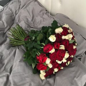 Букет красных и белых  роз (51шт 70см)