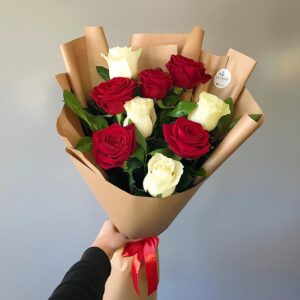 Букет из красных и белых роз (9шт х60см)