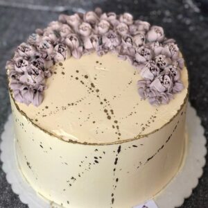 Торт с фиолетовыми цветами